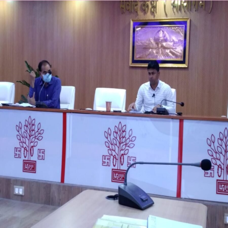 जिले के मासिक बैठक में  जिला पदाधिकारी ने किया सभी कार्यों की समीक्षा