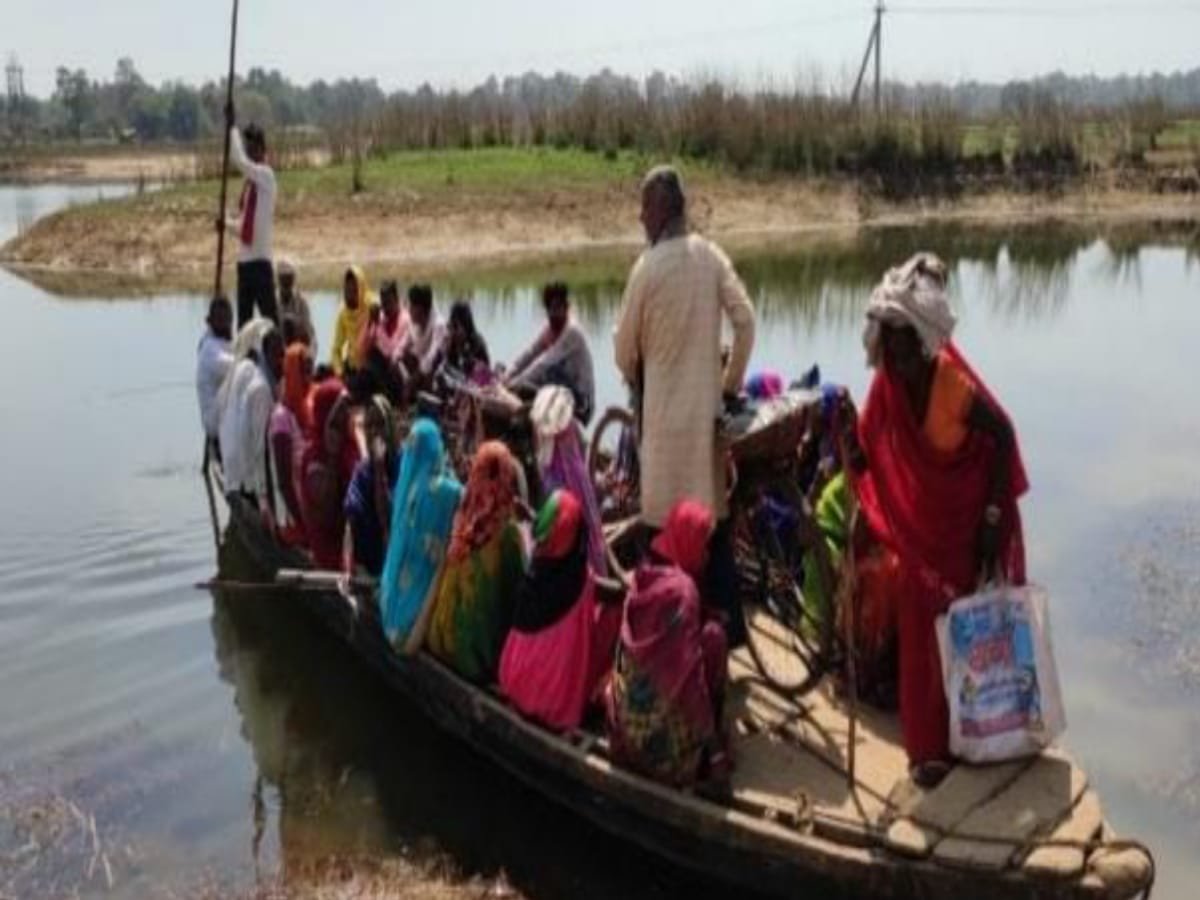 उत्तर प्रदेश के आखरी चरण में जमकर वोटिंग, नाव पर सवार होकर वोट देने पहुंचे मतदाता