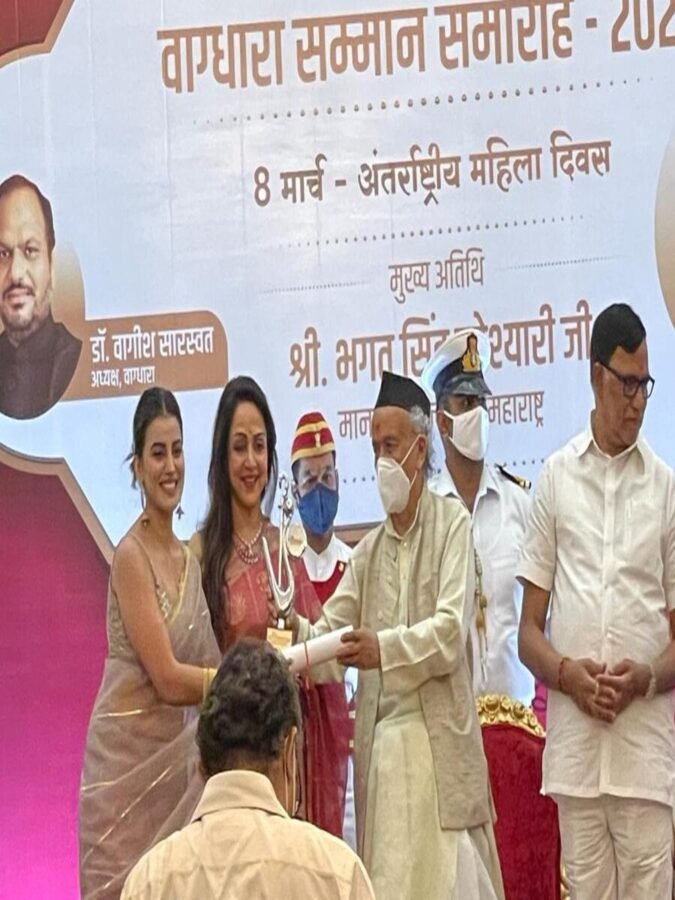 महाराष्ट्र में वाग्धारा स्वयंसिद्धा सम्मान पाने वाली पहली महिला बनी अक्षरा सिंह, राज्यपाल व अभिनेत्री हेमामालिनी के हाथो हुई सम्मानित