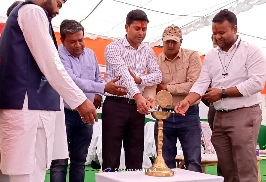 कैमुर पहाड़ी के आदिवासी परिवारों का अपनी प्राचीन परंपरा को जीवंत रखना गौरव की बात : डीएम