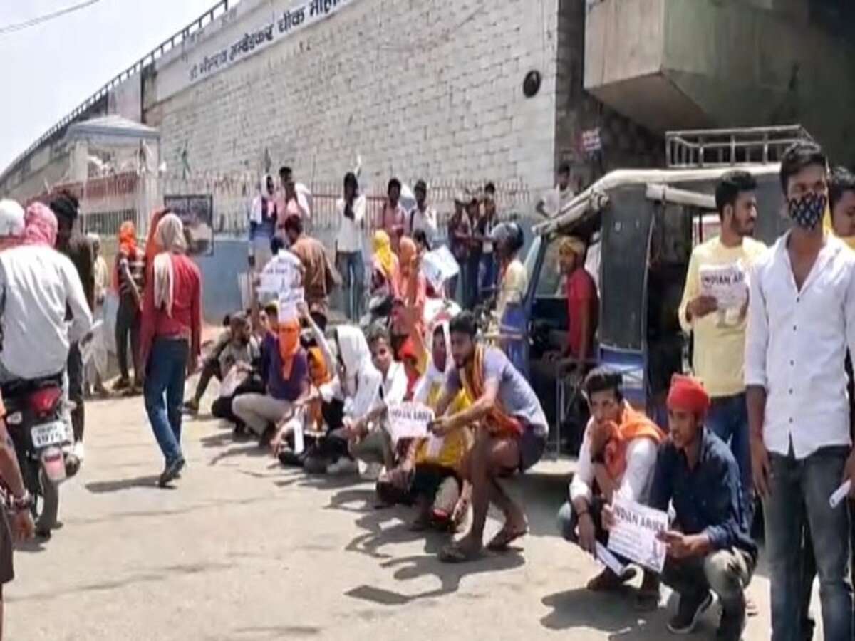 कैमूर में सेना भर्ती न निकलने पर युवाओं ने सड़क जाम कर किया प्रदर्शन और किया सरकार के खिलाफ जमकर नारेबाजी
