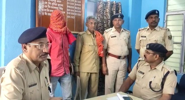 अवैध संबंध में पत्नी की धारदार हथियार से हत्या कर फरार हुए हत्यारे पति को पुलिस ने किया गिरफ्तार