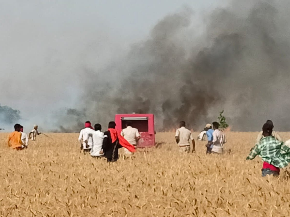 सैकड़ो बीघा गेंहू की फसल जल कर राख ,झुलसने से एक महिला की मौत