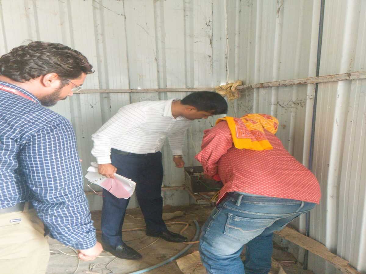 रोहतास औचक निरीक्षण: चेनारी प्राथमिक स्वास्थ्य केंद्र के प्रभारी व डॉक्टर के अलावा रोहतास सिविल सर्जन क वेतन पर डीएम ने लगाई रोक, औचक निरीक्षण के दौरान चेनार प्राथमिक स्वास्थ्य केंद्र से गायब मिले प्रभारी व चिकित्सक