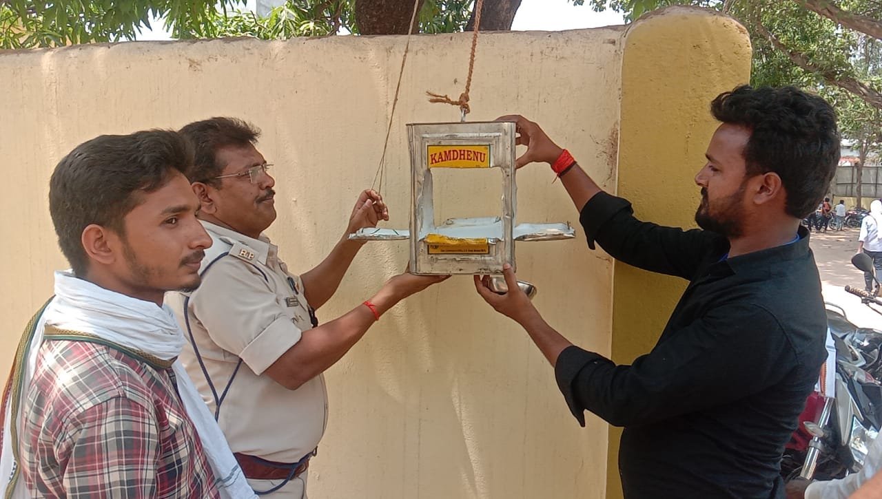 प्रचण्ड गर्मी और कड़ी धूप को देखते हुए थाना भभुआ में पंछियों के लिये की गई दाने पानी की व्यवस्था,