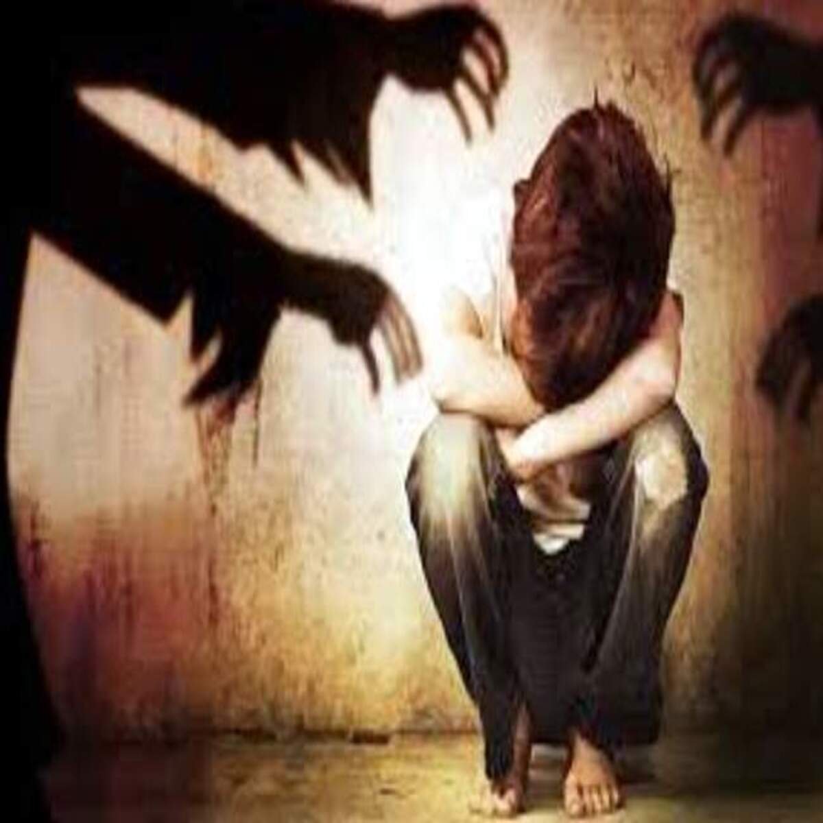 यौनशोषण एवं धारदार हथियार से घायल करने का लगाया आरोप
