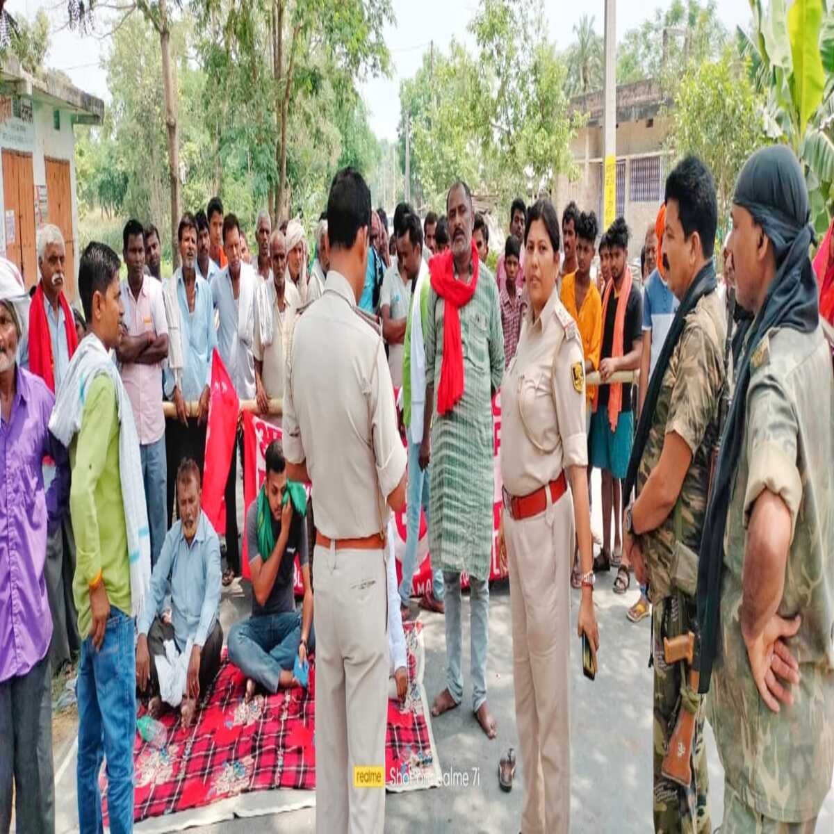समस्तीपुर: पूसा बीडीओ-सीओ की मनमानी के खिलाफ सड़क पर उतरे ग्रामीण