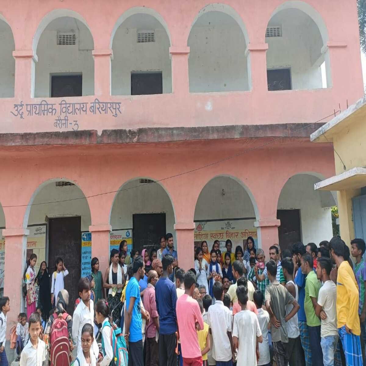 बेगूसराय: ग्रामीणों ने स्कूल के प्रधानाध्यापक को बनाया बंधक, जमकर हुआ बवाल