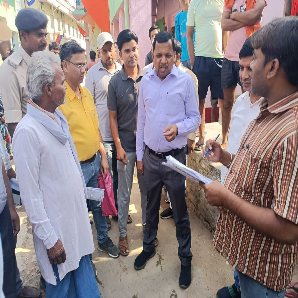 एसडीएम मनोज कुमार ने किया चेनारी बाजार का दौरा