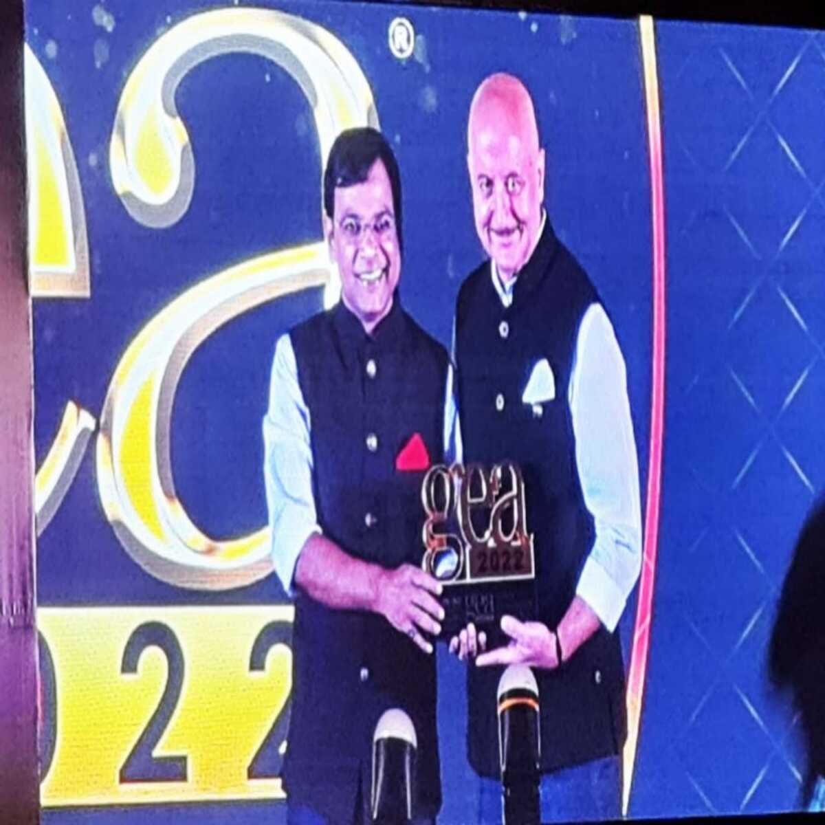 अनुपम खेर के हाथों मिला डॉ राजन राज को ग्लोबल एक्सीलेंस अवार्ड 2022 में एस्ट्रोलॉजर ऑफ़ द ईयर अवार्ड
