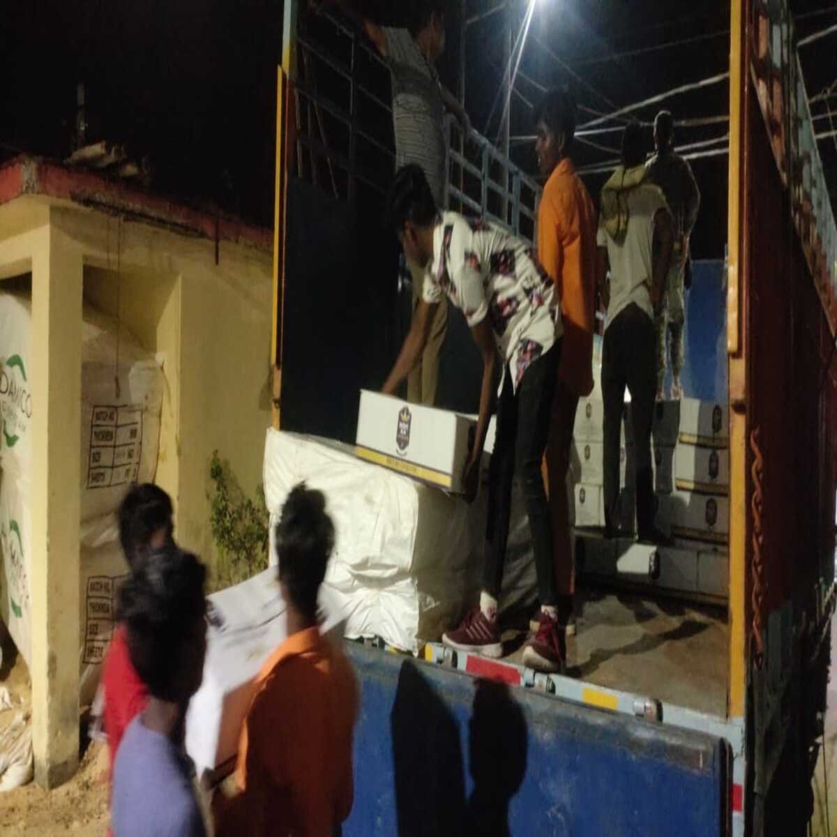 कैमूर: पुलिस को देख शराब लदी डीसीएम ट्रक को बीच सड़क पर खड़ी कर चालक हुआ फरार