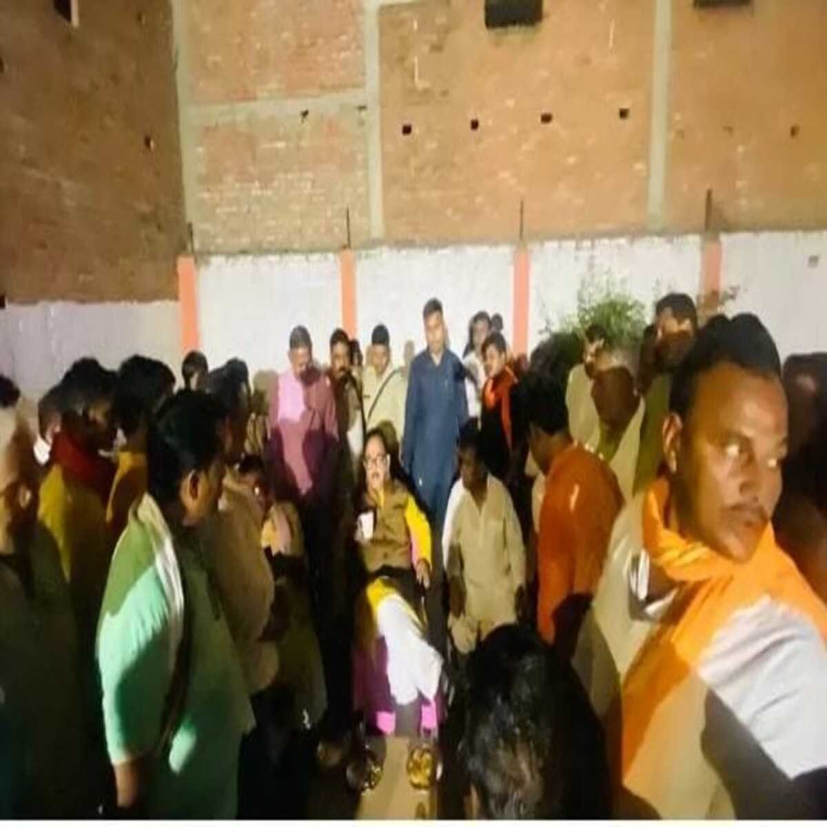 चन्दौली: स्वागत के बाद जनसंवाद कर स्थानीय समस्याओं पर की चर्चा, अफसरों को दिया आदेश
