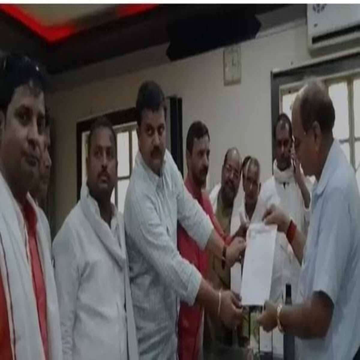 चन्दौली: कवरेज करने गए पत्रकारों के साथ CDO के अर्दली ने की बदतमीजी, पत्रकारों में है आक्रोश