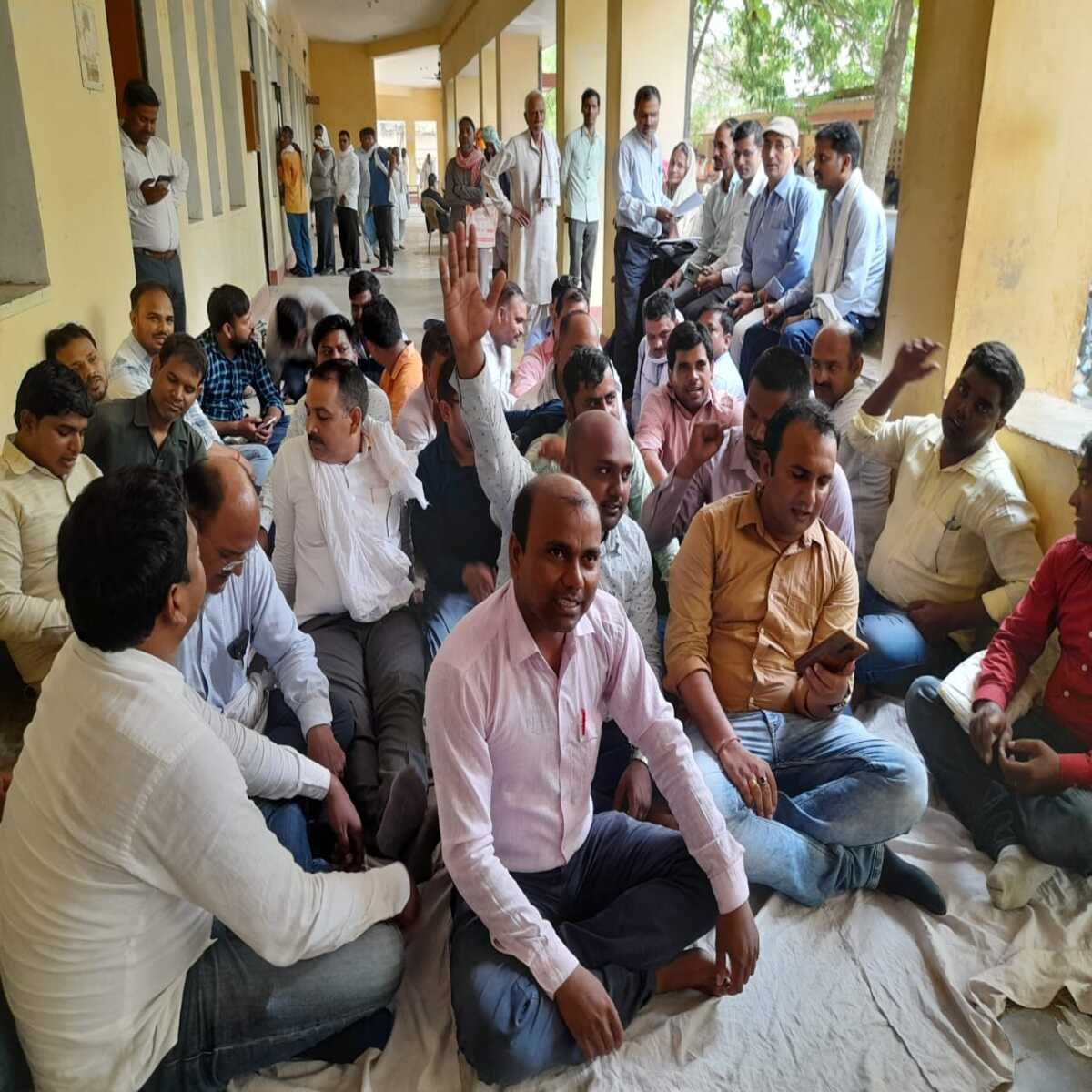 चंदौली: सकलडीहा तहसील के लेखपाल बैठे धरने पर लेखपाल संघ अध्यक्ष विनय सिंह