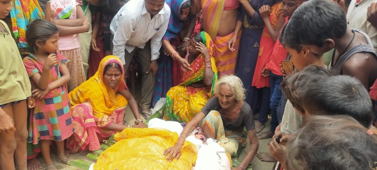 मृतक के परिजनों से मिले सामाजिक कार्यकर्ता ऋषव कुमार ने दिए सांत्वना,सीओ से किए मुआवजे की मांग