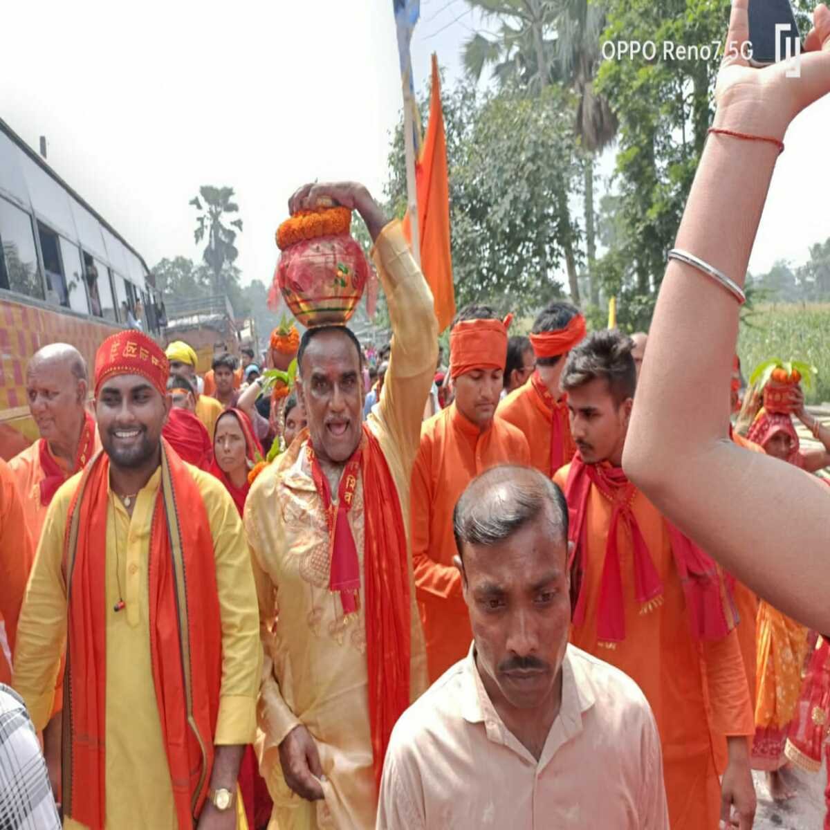 हाजीपुर: समसपुरा में मंदिर की प्राण प्रतिष्ठा को लेकर निकाली कलश यात्रा
