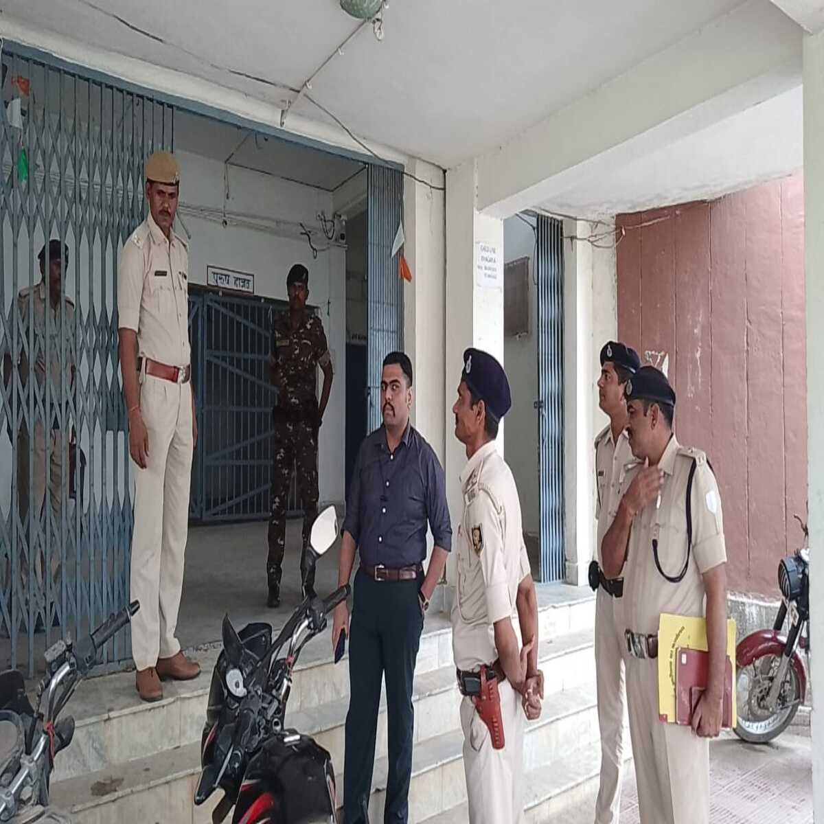 बिना वर्दी पहने खगड़िया एसपी ने आदर्श थाना बेलदौर का किया  निरीक्षण