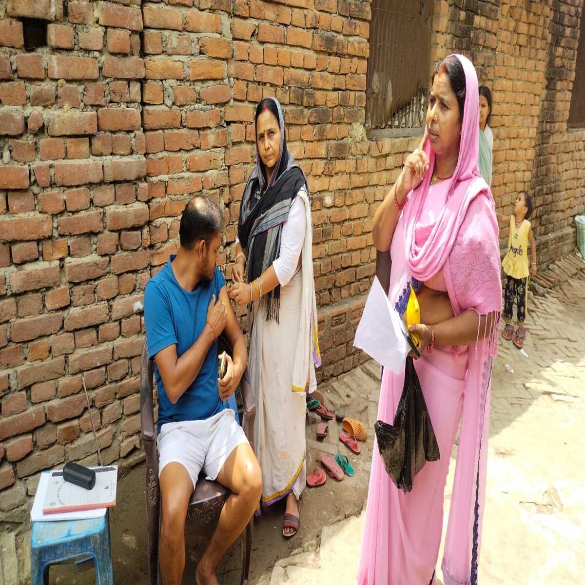 कोविड टीके से वंचित लाभुकों को हर घर दस्तक अभियान के तहत किया जा रहा है का टीका 
