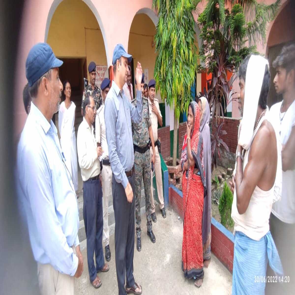 अलौली में सरकार द्वारा संचालित कतिपय विकासात्मक कार्यों का जिलाधिकारी ने किया निरीक्षण