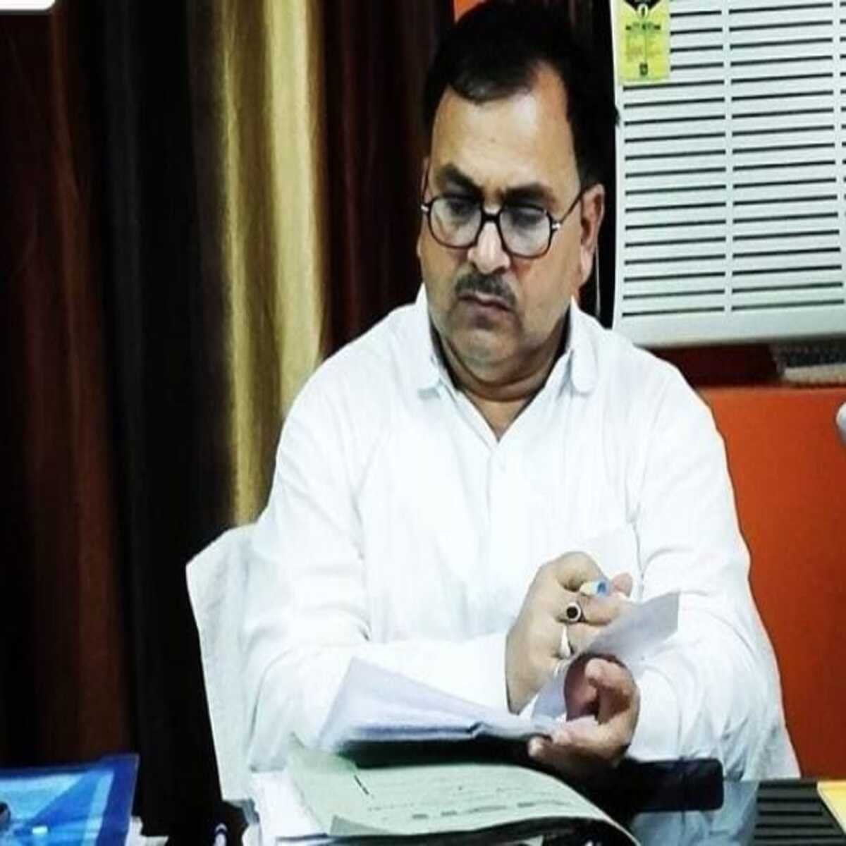 चंदौली: DPRO ने की बड़ी कार्रवाई, अचानक पहुंचे गांव में और एक सेकेट्ररी सहित 3 को किया निलंबित