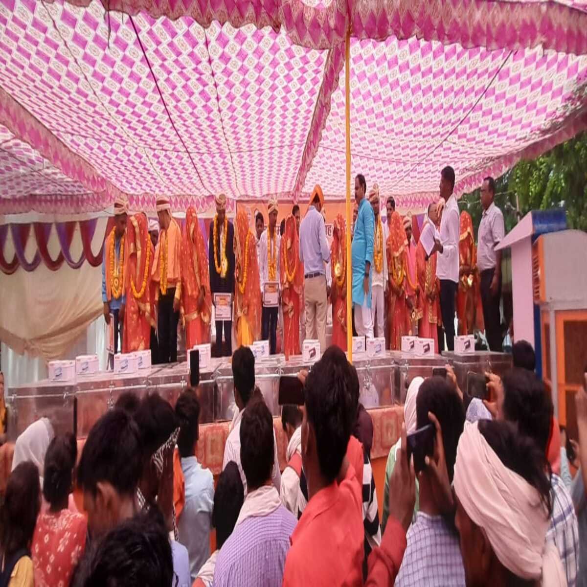 चंदौली: वैदिक मंत्रोच्चार के साथ मुख्यमंत्री सामूहिक विवाह समारोह में 27 जोड़ों ने लिया सात फेरे