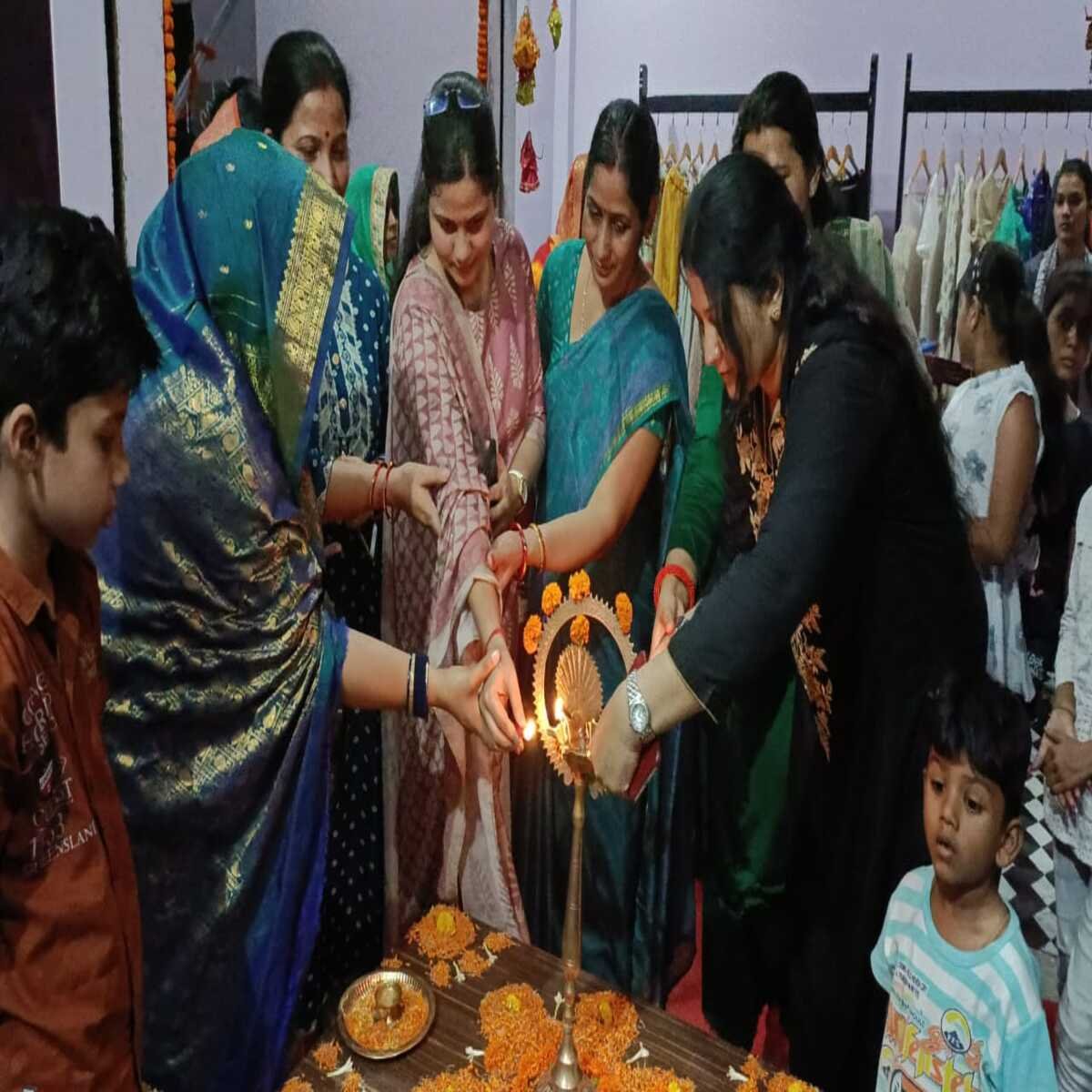 चंदौली: पूर्व विधायक मनोज सिंह डब्लू की बहन पूर्व जिला पंचायत मीना सिंह बेरोजगार युक्तियों को रोजगार देने की पालकी