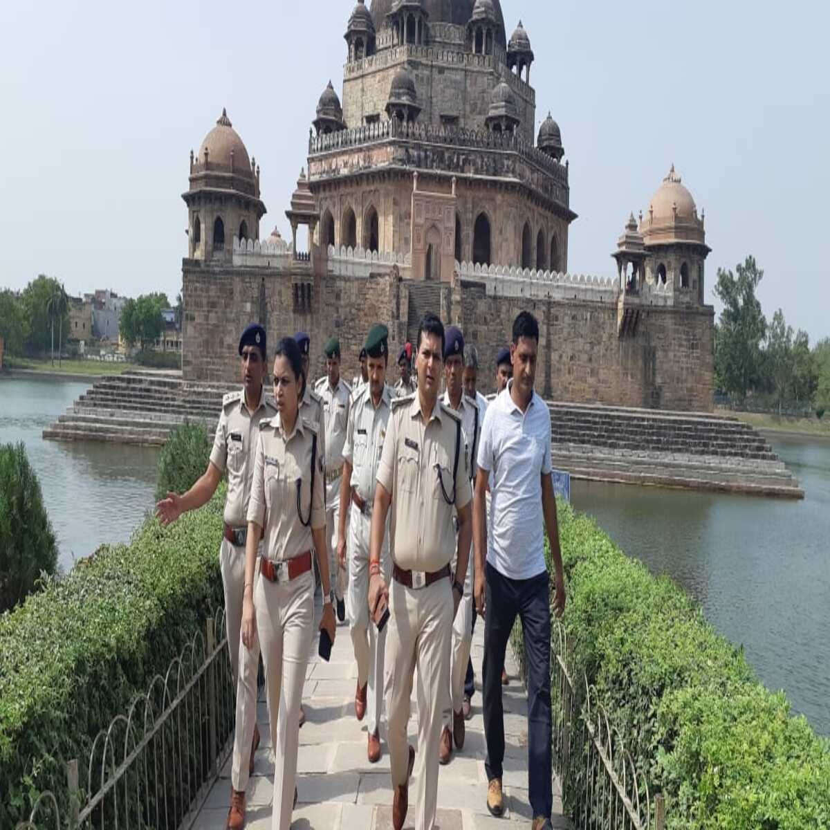 रोहतास: शेरशाह सूरी मकबरा परिसर की सुरक्षा को लेकर रोहतास पुलिस अधीक्षक एवं महिला बटालियन द्वारा संयुक्त रूप से निरीक्षण
