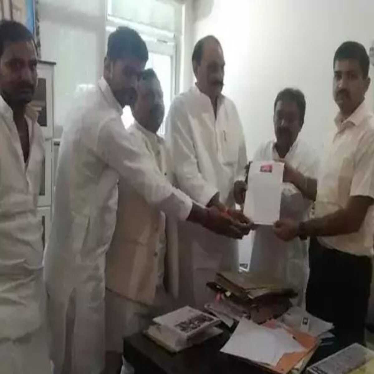 चंदौली: सपा विधायक ने पुलिस कार्रवाई की जिलाधिकारी से की शिकायत, उत्पीड़न रोकने की मांग: सपा विधायक प्रभु नाथ यादव