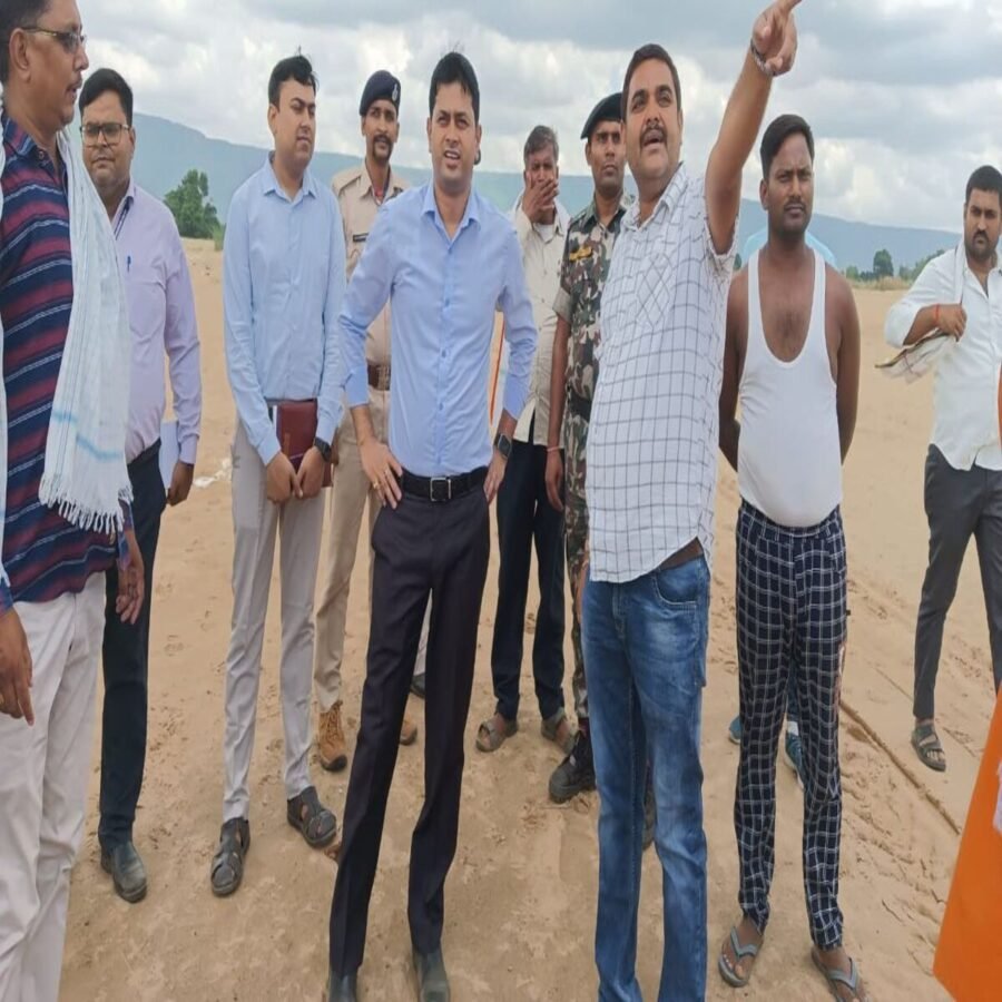 रोहतास: जिलाधिकारी धर्मेन्द्र कुमार ने प्रखंड कार्यालय, पंचायत व पंडुका में बनने वाले पुल का किया निरीक्षण