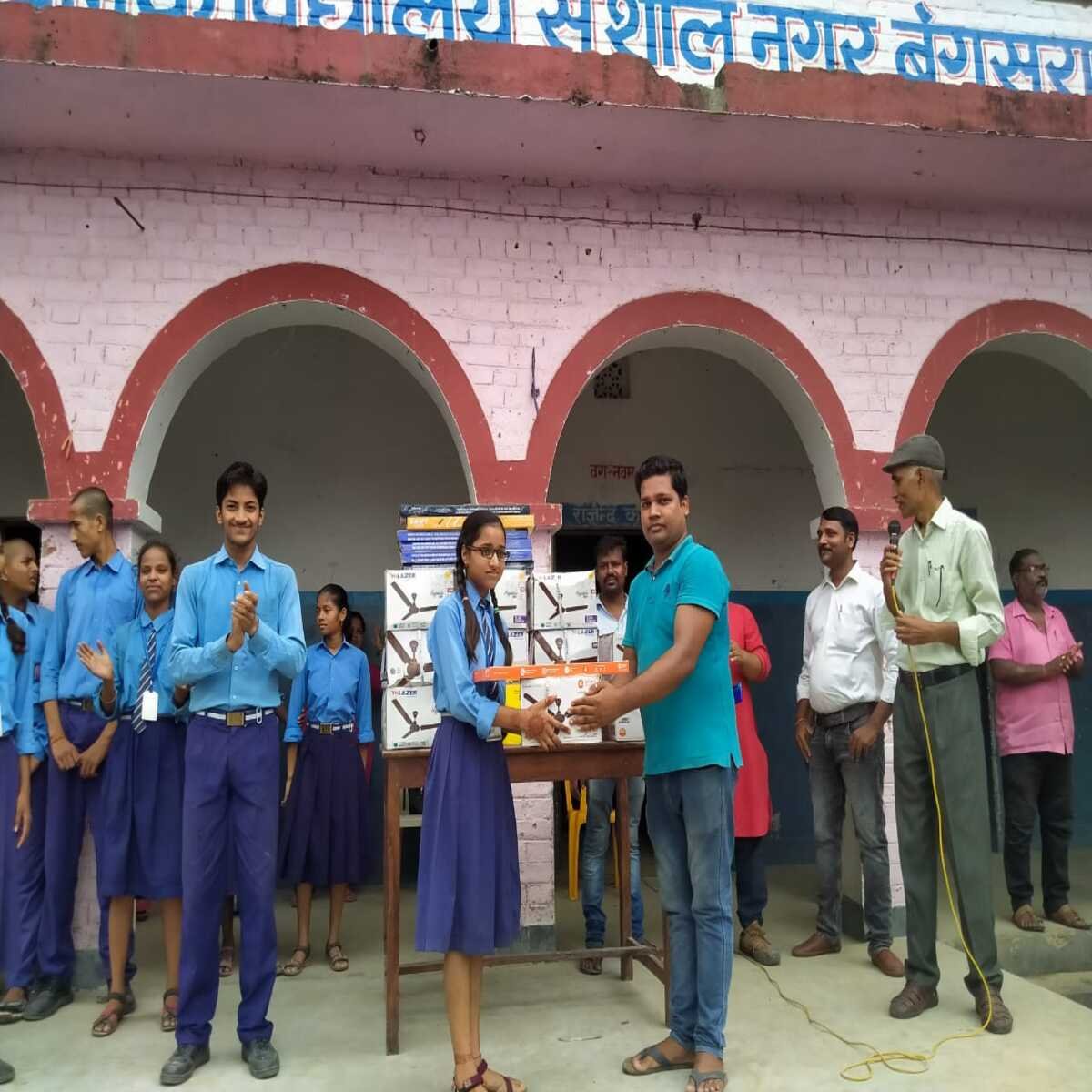 नेक पहल : टीम साईं की रसोई सेना के अधिकारियों की मदद से विद्यालय में उपलब्ध कराए पंखें