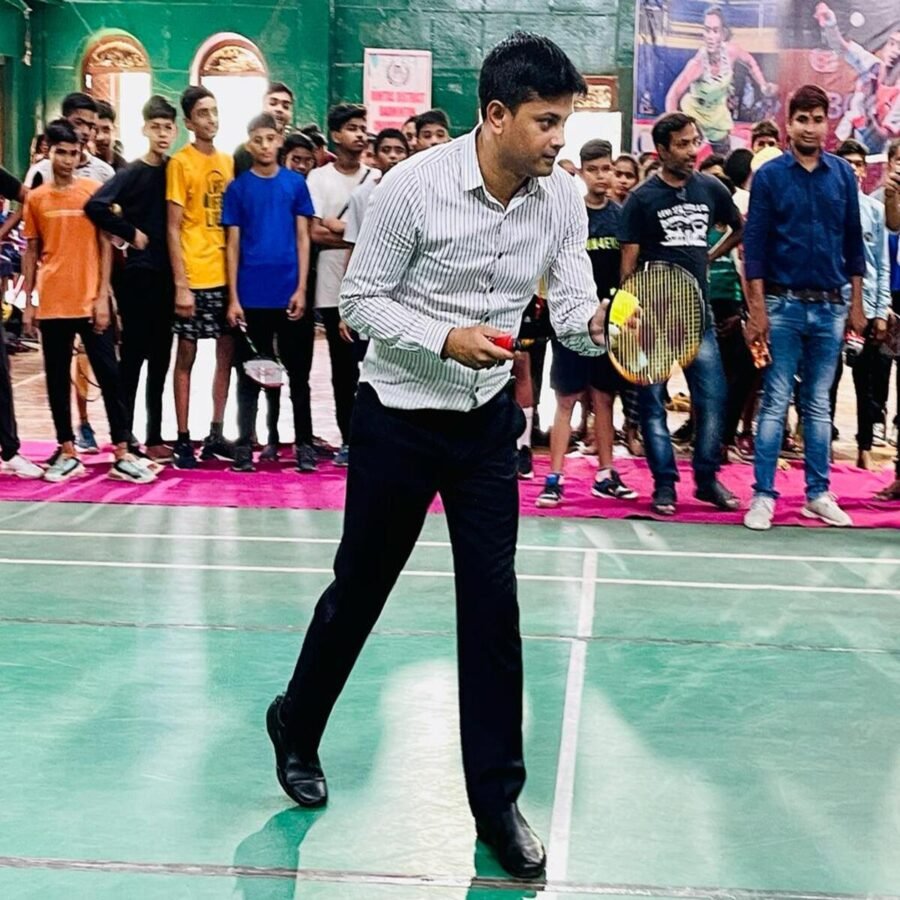 रोहतास: जिलाधिकारी ने डिस्टिक बैडमिंटन चैंपियनशिप का किया उद्घाटन, जिलाधिकारी ने बैडमिंटन खेल कर बच्चो को खेलने के लिए किया प्रेरित