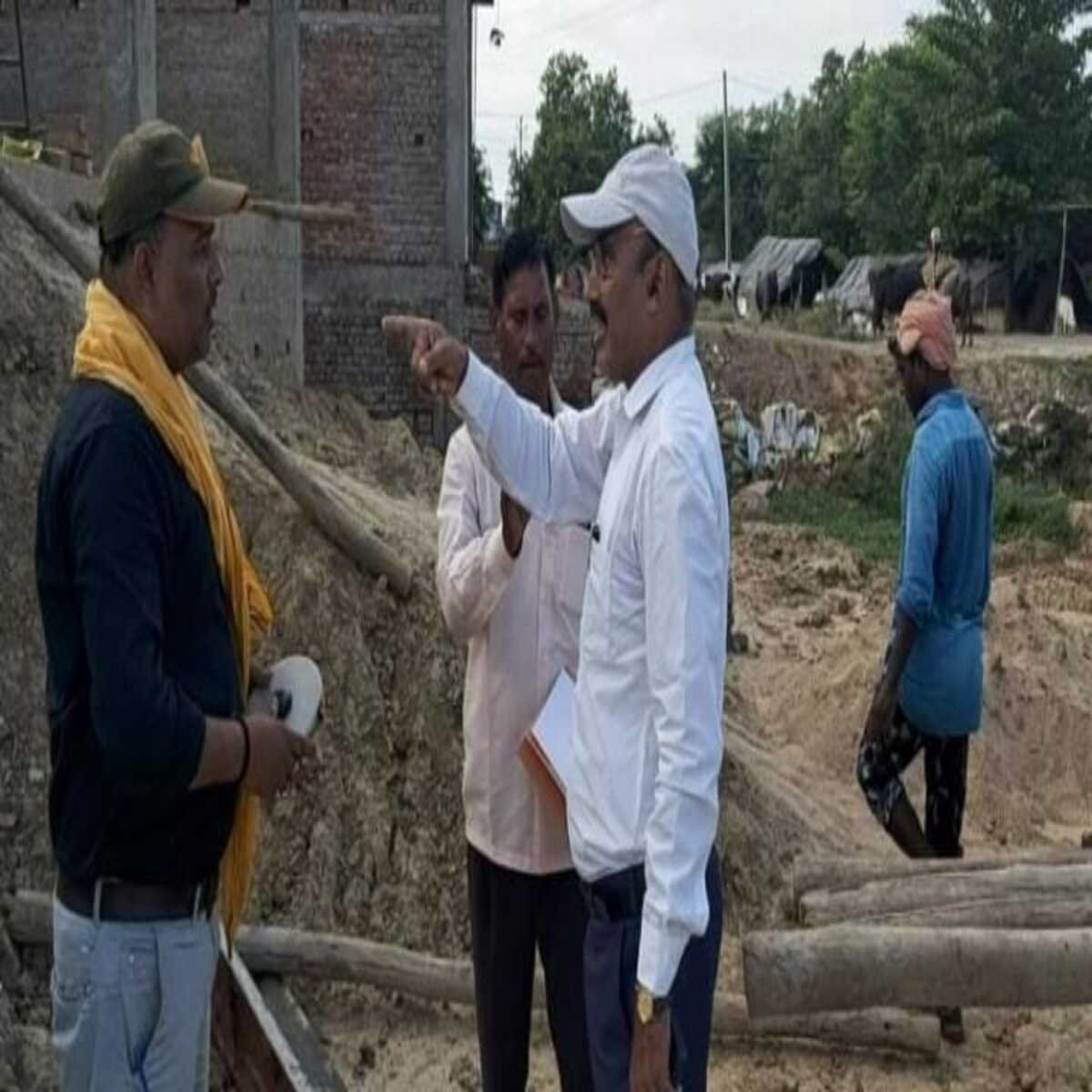 चंदौली बगैर नक्शा पास कराए बन रहा मकान, मापी करने पहुंचे नगर पंचायत कर्मचारियों के साथ हाथापाई से तनाव