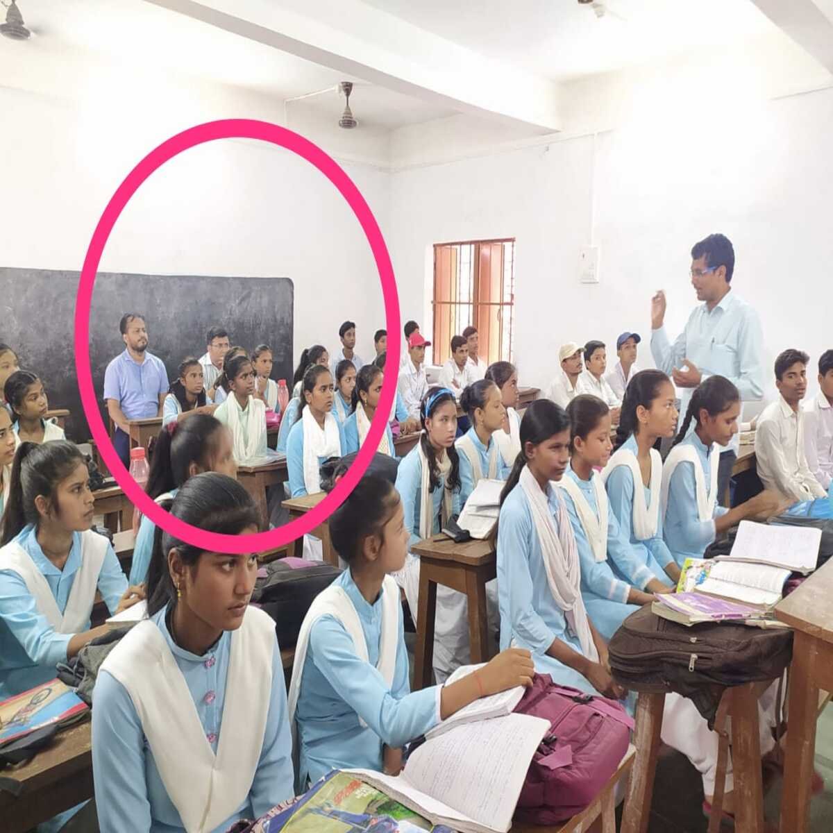 कैमूर डीएम बने छात्र, छात्रों ओ बीच बैठकर केमिस्ट्री विषय की ली जानकारी