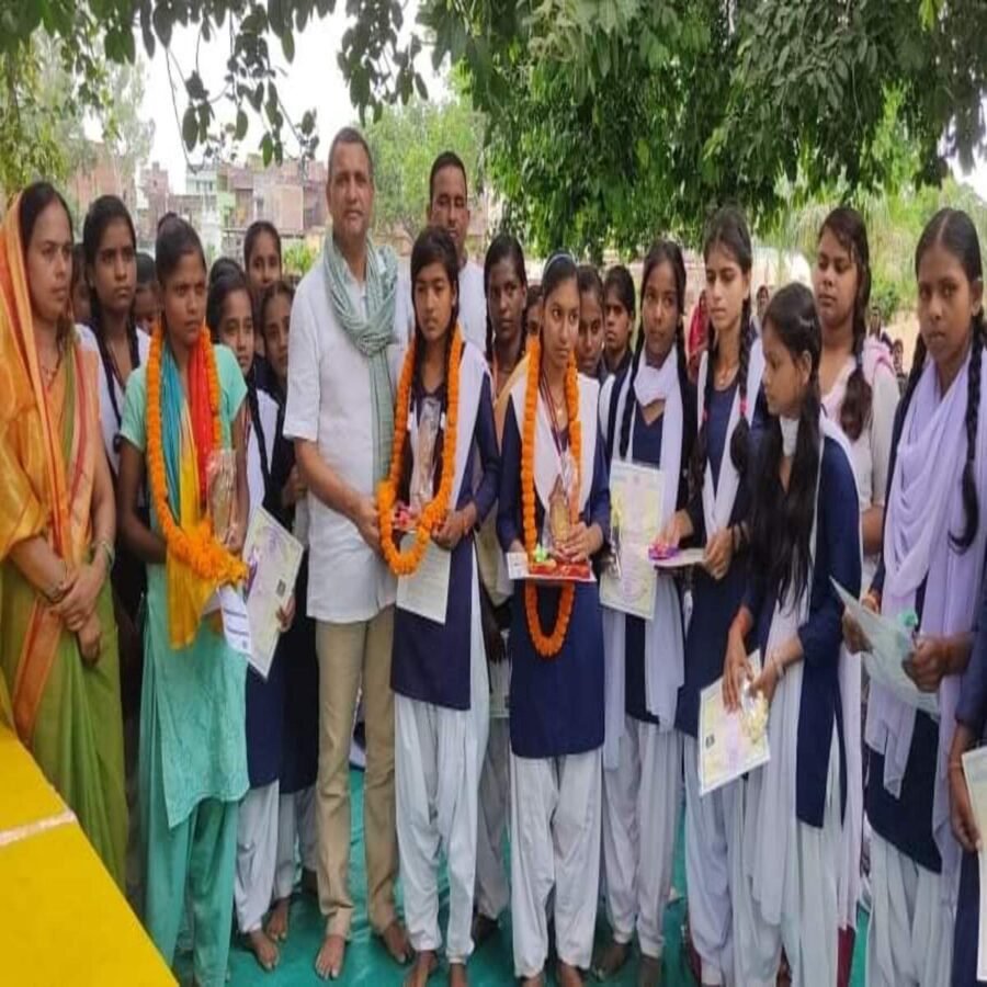 कैमूर: मैट्रिक पास छात्राओं को विधायक सुधाकर सिंह ने किया सम्मानित, आदर्श बालिका उच्च विद्यालय से पहली बार 129 छत्राओं ने परीक्षा में लिया था भाग