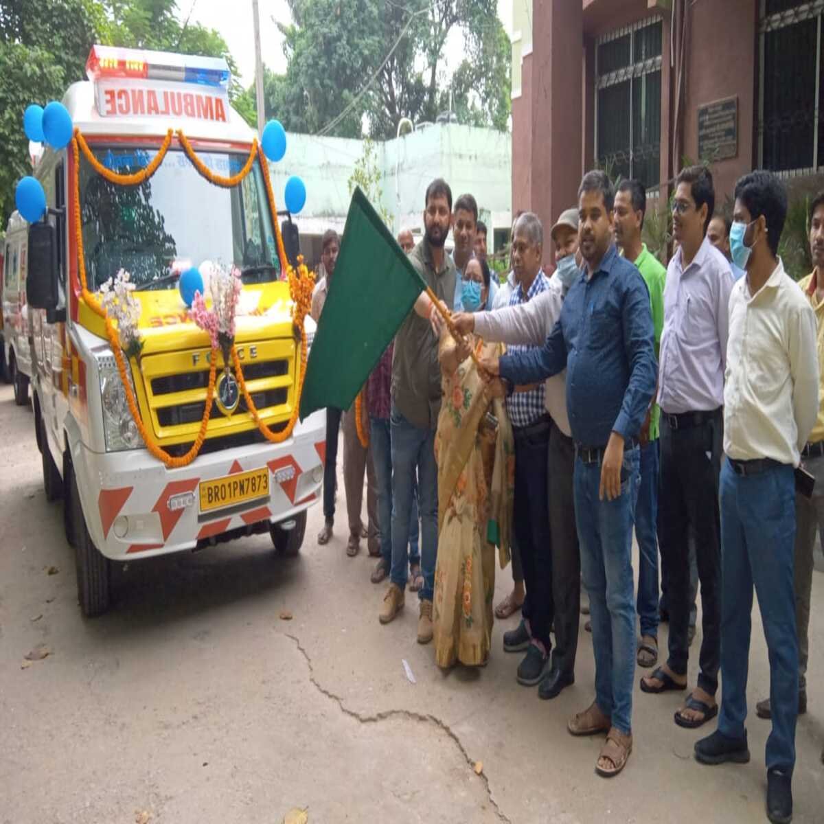 कैमूर: 9 नए एम्बुलेंस को हरी झंडी दिखाकर सीएस ने किया रवाना, पुराने एम्बुलेंस के स्थान पर विभिन्न अस्पतालों में भेजे गए कुल 9 नए एम्बुलेंस