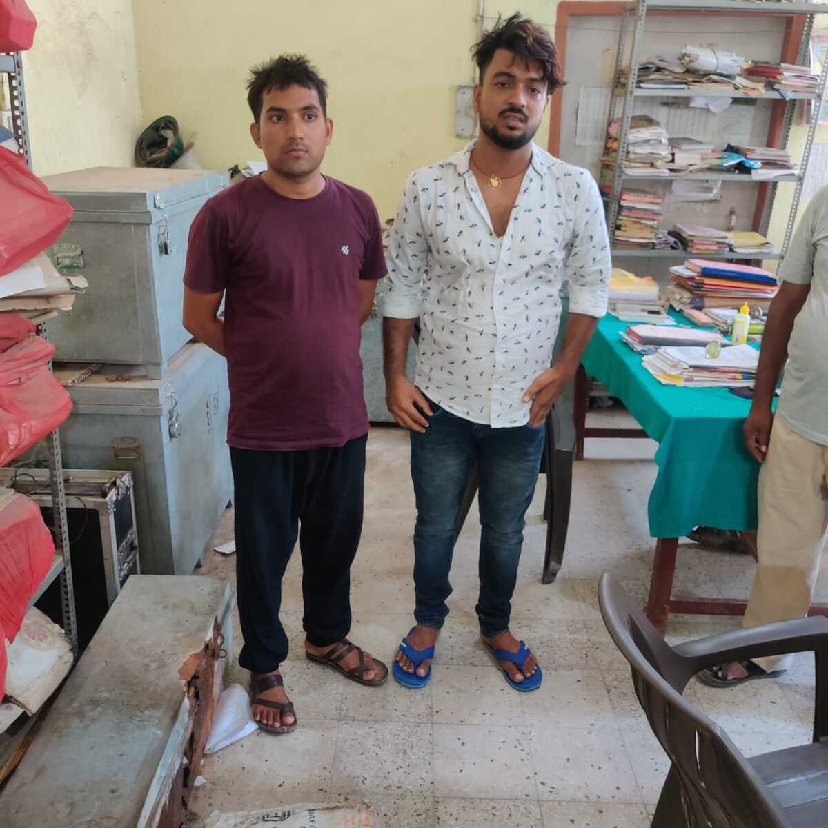 रोहतास: छापेमारी कर दो शराब कारोबारी पुलिस ने किया गिरफ्तार