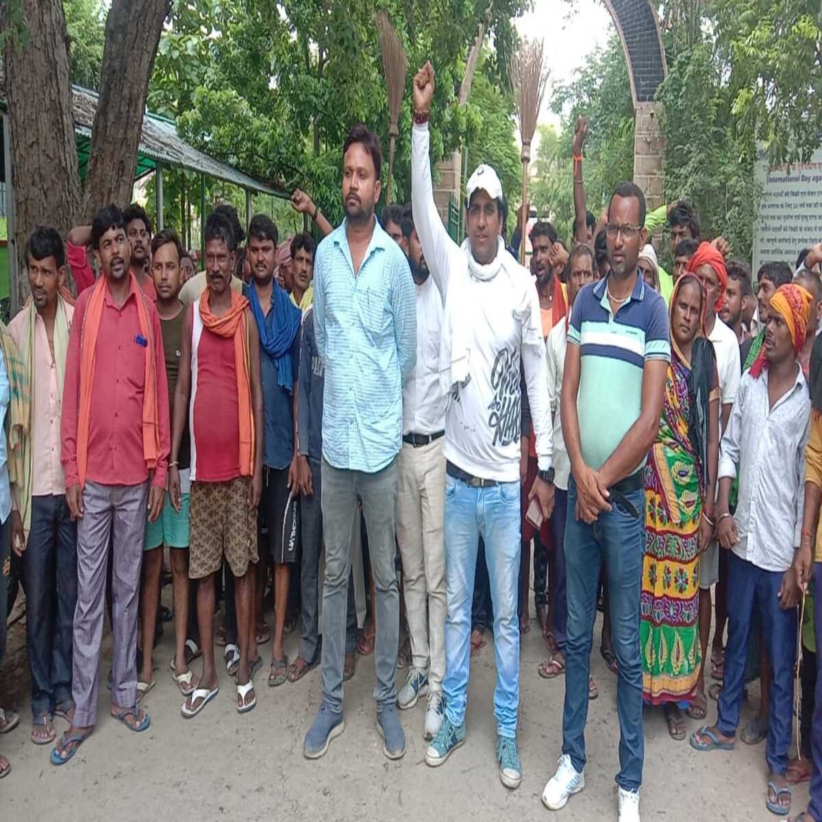 कैमूर: वेतन वृद्धि को लेकर सफाई कर्मी तीन दिन से हड़ताल पर, जिलाधिकारी को दिया ज्ञापन