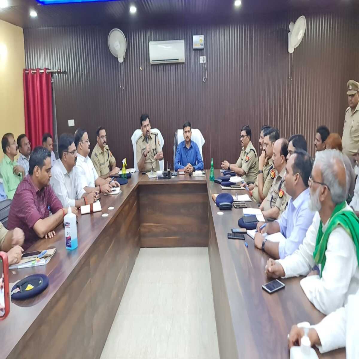 चंदौली: आगामी त्योहारों के मद्देनजर डीएम एसपी ने अधिकारियों और धर्मगुरुओं को दिए सख्त निर्देश