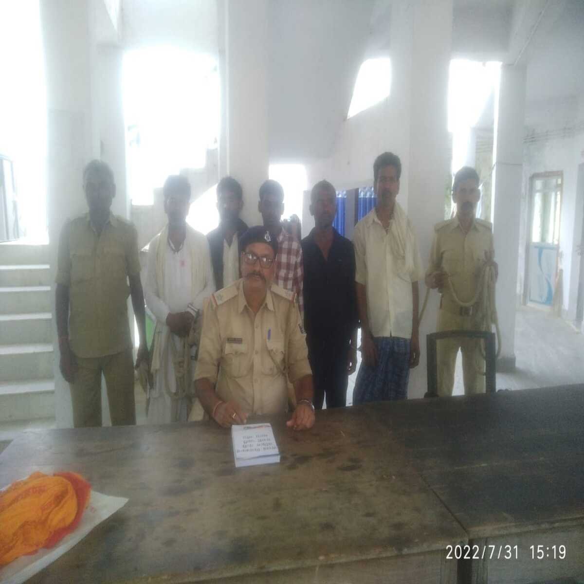 शवदाह के लिए गए यूपी मूड बनाने के लिए पी ली शराब, बिहार आते ही पुलिस ने 5 को पकड़ा