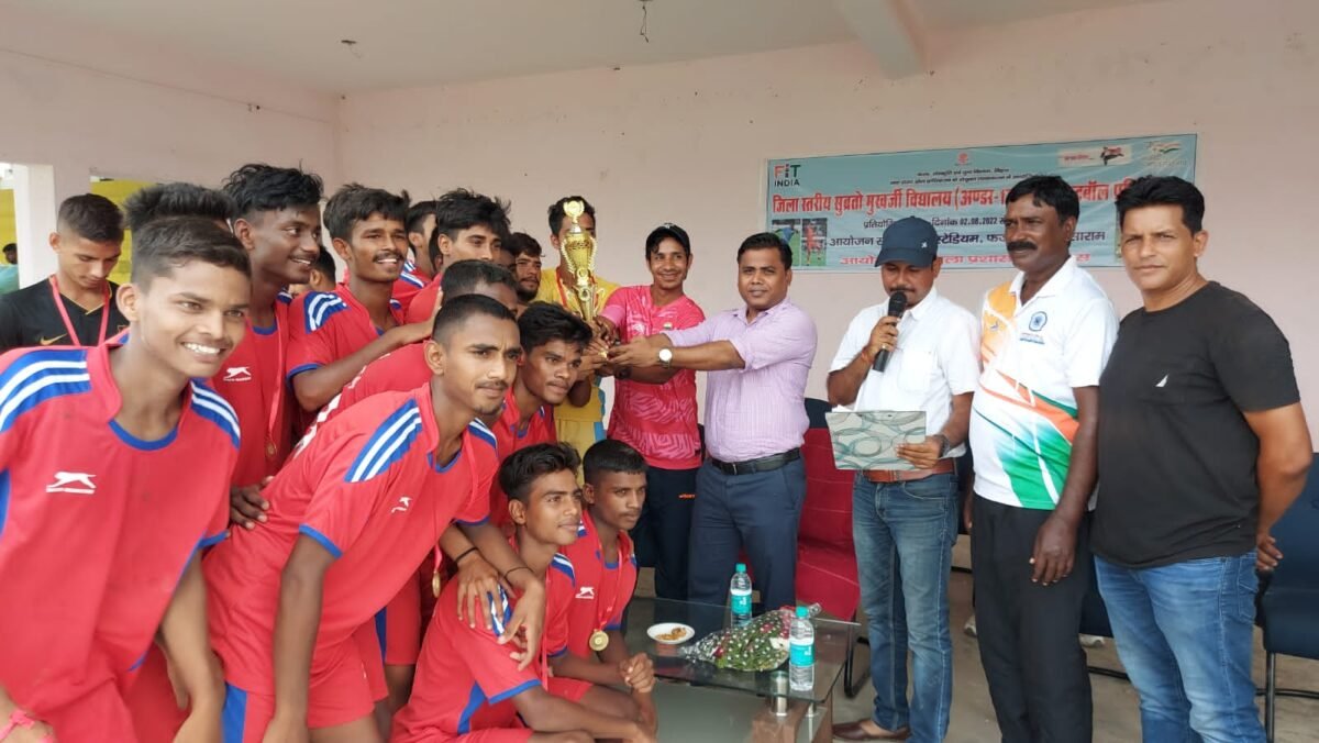 मध्य विद्यालय फजलगंज ने जीता जिलास्तरी सुब्रतो मुखर्जी फुटबॉल प्रतियोगिता
