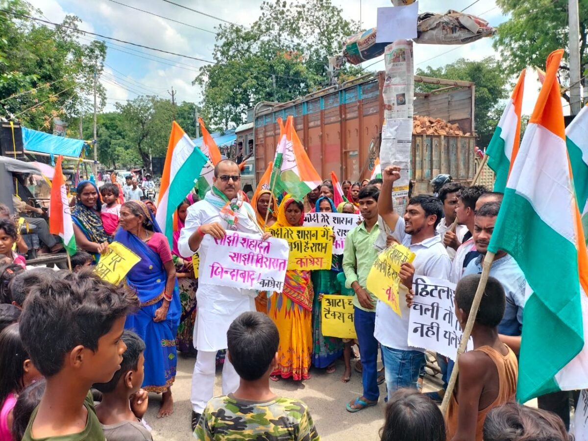 हाजीपुर : महंगाई के विरोध में देसरी में कांग्रेसियों ने किया पीएम मोदी का पुतला दहन