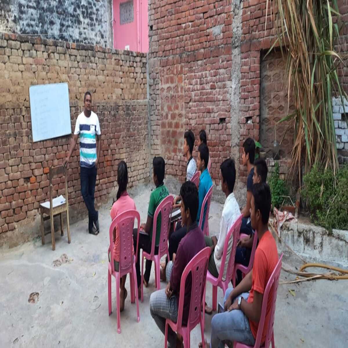 चेनारी : इंजीनियर की पाठशाला में तेलारी गाँव के बच्चे संवार रहे अपना भविष्य