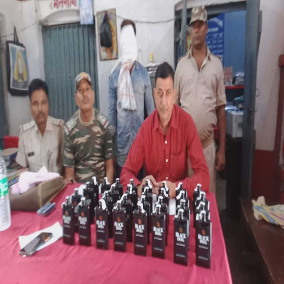 सासाराम रेलवे स्टेशन परिसर से 30 बोतल शराब के साथ 1 ब्यक्ति को किया गिरफ्तार