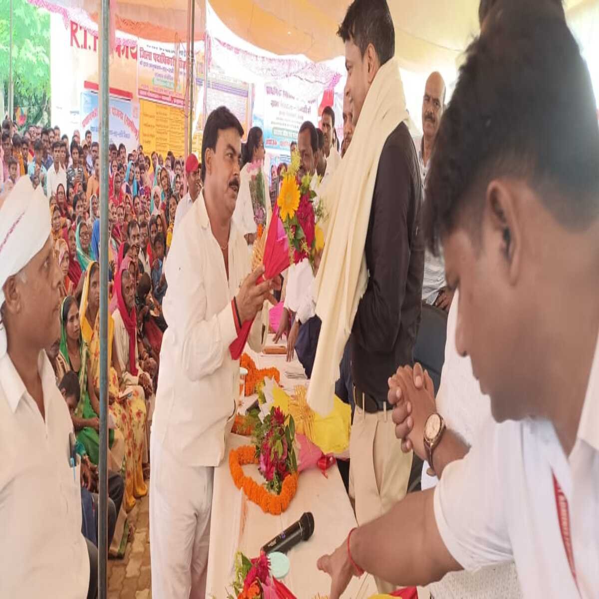सरकारी योजना की जनता की लाभ की हकीकत से रूबरू हुए जिलाधिकारी