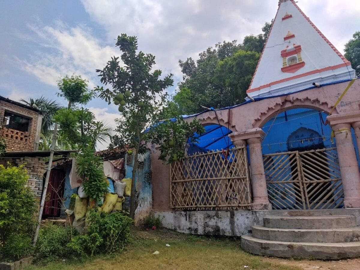 साहेबपुरकमाल : ठाकुरबाड़ी की संपत्ति बेचने वालों को प्रश्रय दे रहे हैं सीओ