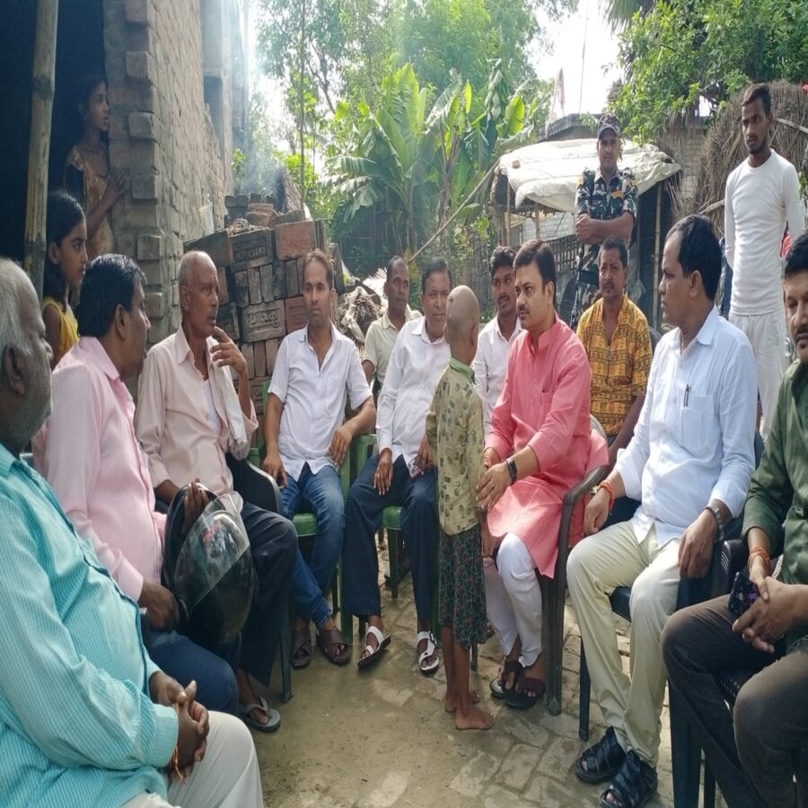 महुआ : मेघपुर में दो लोगों की हुई मौत के बाद परिजनों से मिले लोजपा नेता संजय सिंह, बंधाया ढांढस