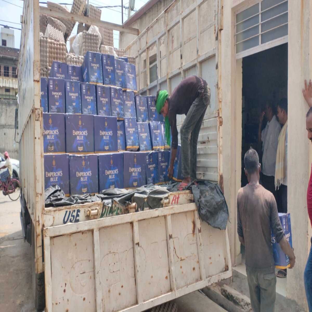 एलटीएफ, उत्पाद विभाग और मोहनिया थाने की संयुक्त पुलिस ने डीसीएम ट्रक से अंडा के कैरेज की आड़ में ले जाए जा रहे 3078 लीटर विदेशी शराब किया बरामद,दो गिरफ्तार