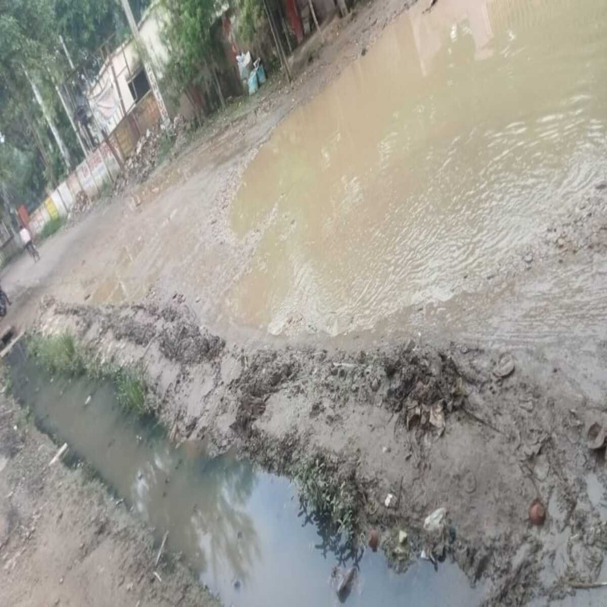 गाजीपुर : जखनियां सामुदायिक स्वास्थ्य केन्द्र के बगल संचारी रोगों की झील