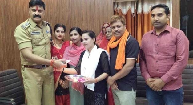 रक्षा बंधन त्योहार पर डिप्टी एसपी ने दोनों बहनों को पढ़ाने का उठाया वीणा