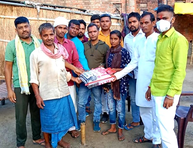 चन्दौली : जन सेवा ट्रस्ट के सदस्यों ने विधवा सुनीता से बंधवाई राखी, बच्चों को दिए कपड़े और नकद